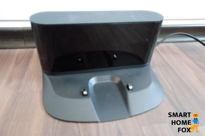 Зарядная станция Roborock S6 находится на полу.